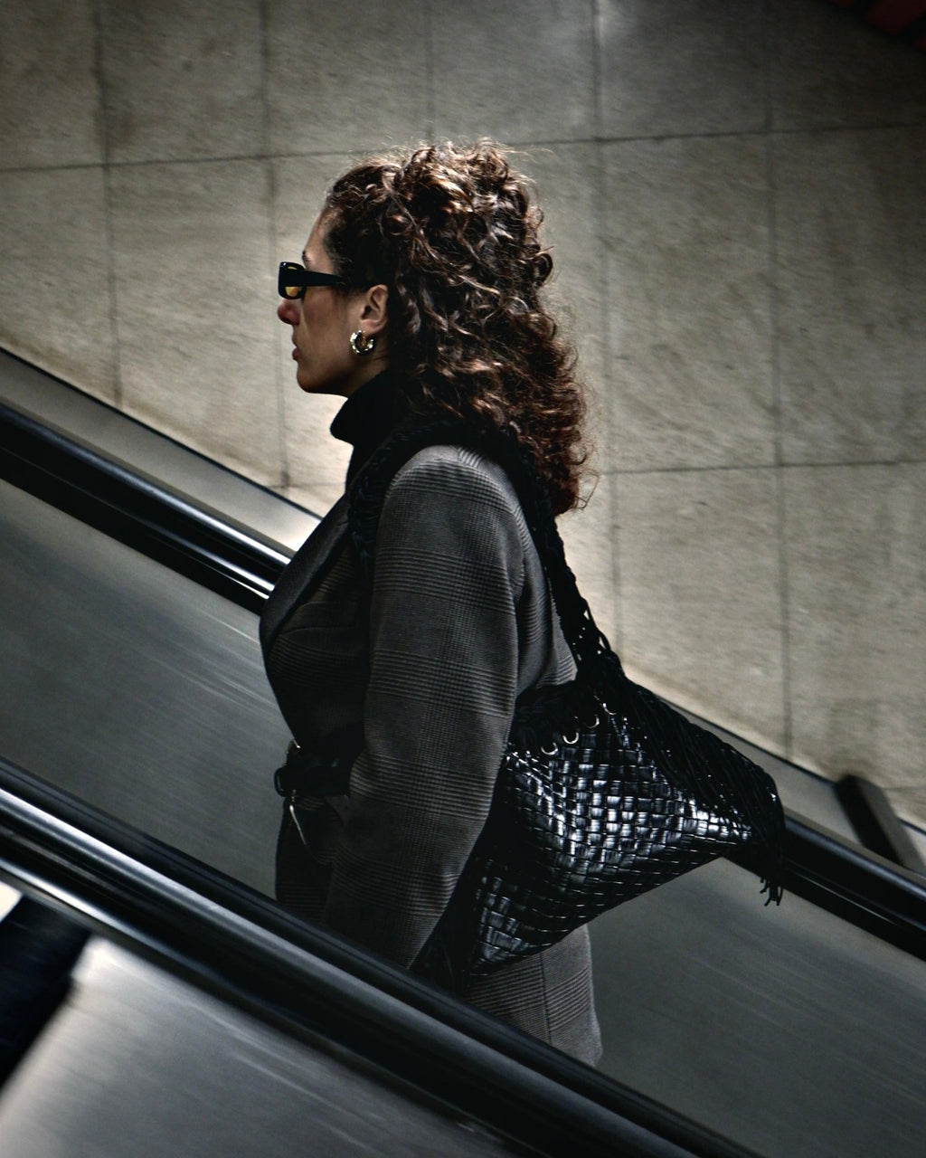 borsa all'uncinetto fatta a mano modello MORGANA quadra, similpelle intrecciata nera indossata - MUSUBI