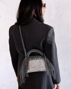 borsa all'uncinetto fatta a mano modello MORGANA mini silver viper, similpelle stampata pitone vista indossata con tracolla rimovibile - MUSUBI