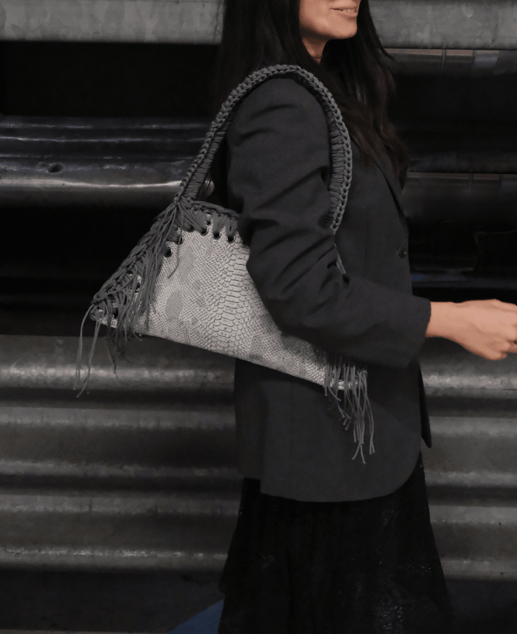 borsa all'uncinetto fatta a mano modello MORGANA silver viper con frange laterali, similpelle stampata pitone vista indossata - MUSUBI