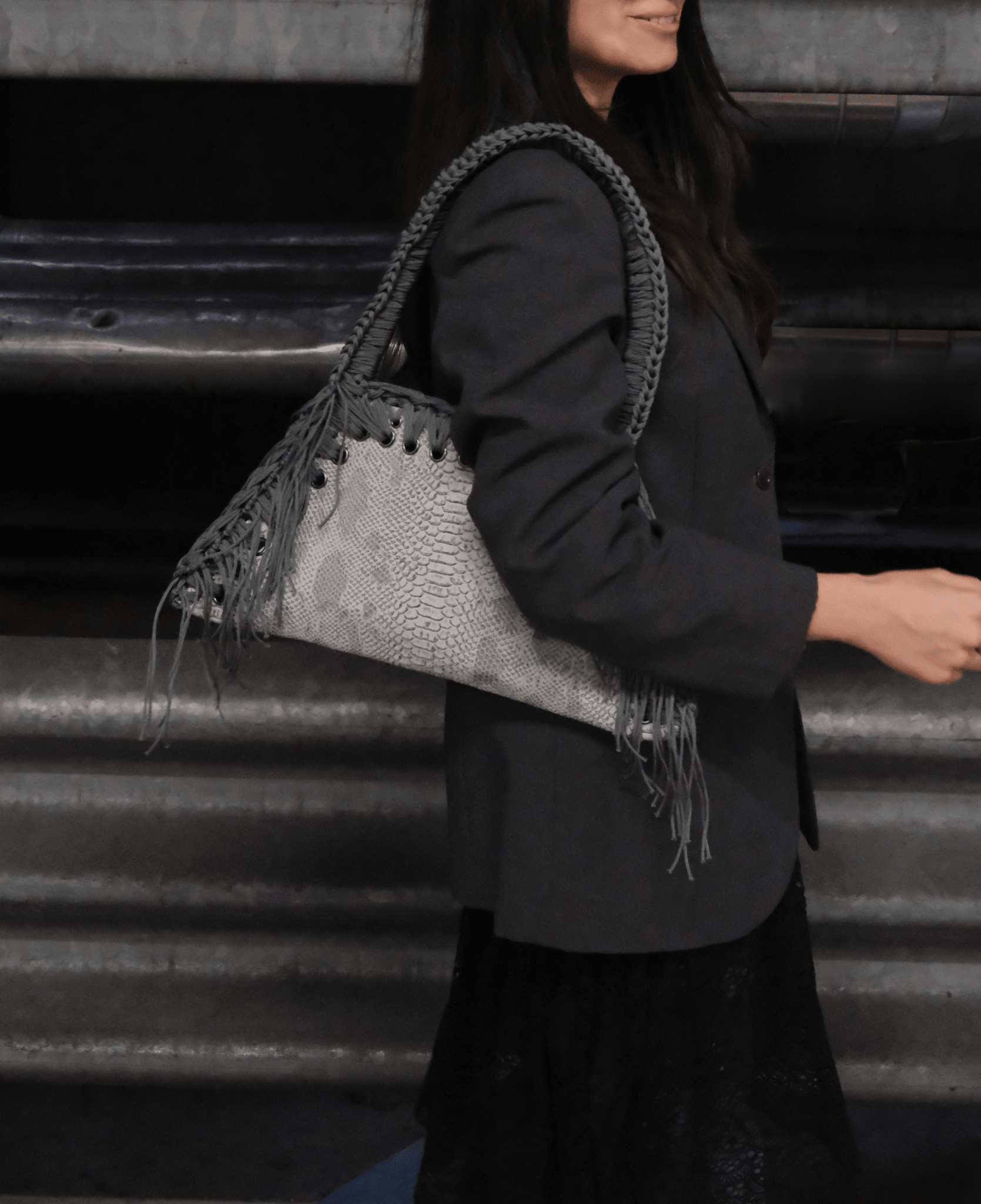 borsa all'uncinetto fatta a mano modello MORGANA silver viper con frange laterali, similpelle stampata pitone vista indossata - MUSUBI