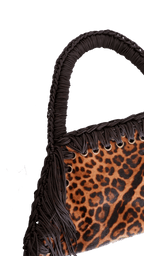 dettaglio borsa all'uncinetto fatta a mano modello MORGANA leoparda, ecopelle pattern leopardato e occhielli in ottone - MUSUBI