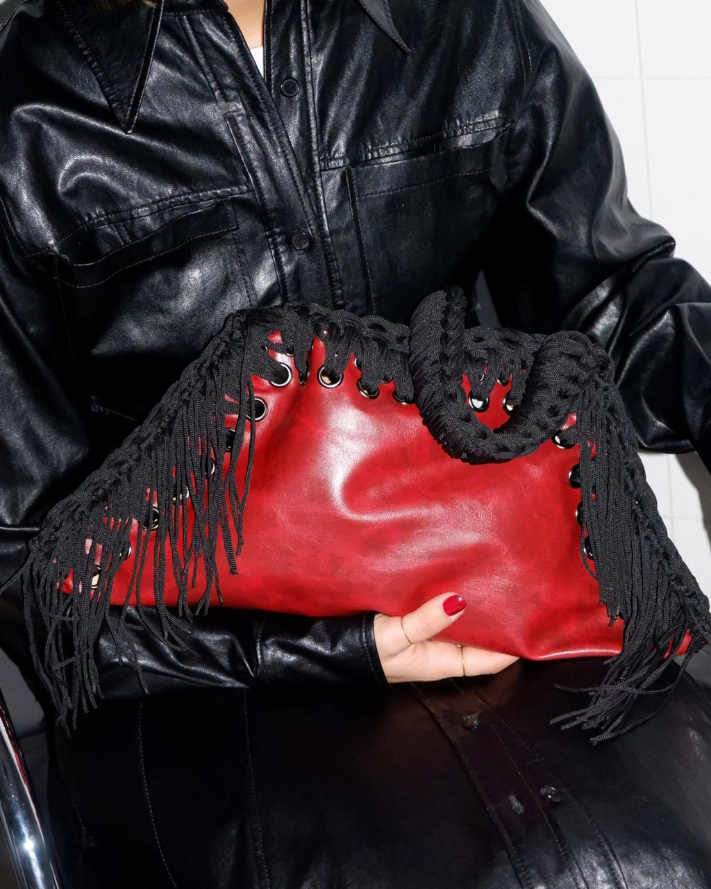 scena con borsa all'uncinetto fatta a mano modello MORGANA lava con frange laterali, similpelle effetto vintage rosso - MUSUBI