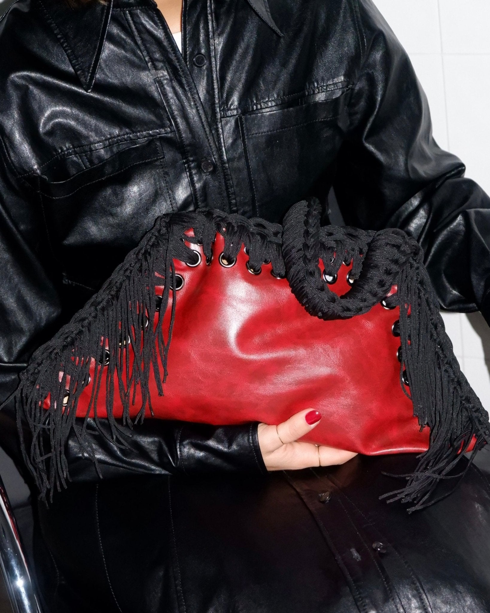scena con borsa all'uncinetto fatta a mano modello MORGANA lava con frange laterali, similpelle effetto vintage rosso - MUSUBI