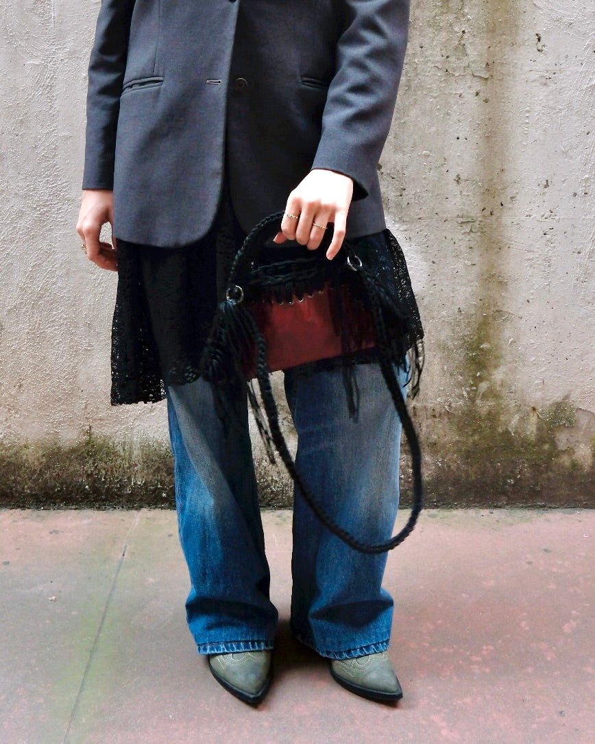 scena con borsa all'uncinetto fatta a mano modello MORGANA mini lava, similpelle effetto vintage rosso con tracolla rimovibile - MUSUBI