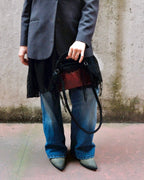 scena con borsa all'uncinetto fatta a mano modello MORGANA mini lava, similpelle effetto vintage rosso con tracolla rimovibile - MUSUBI